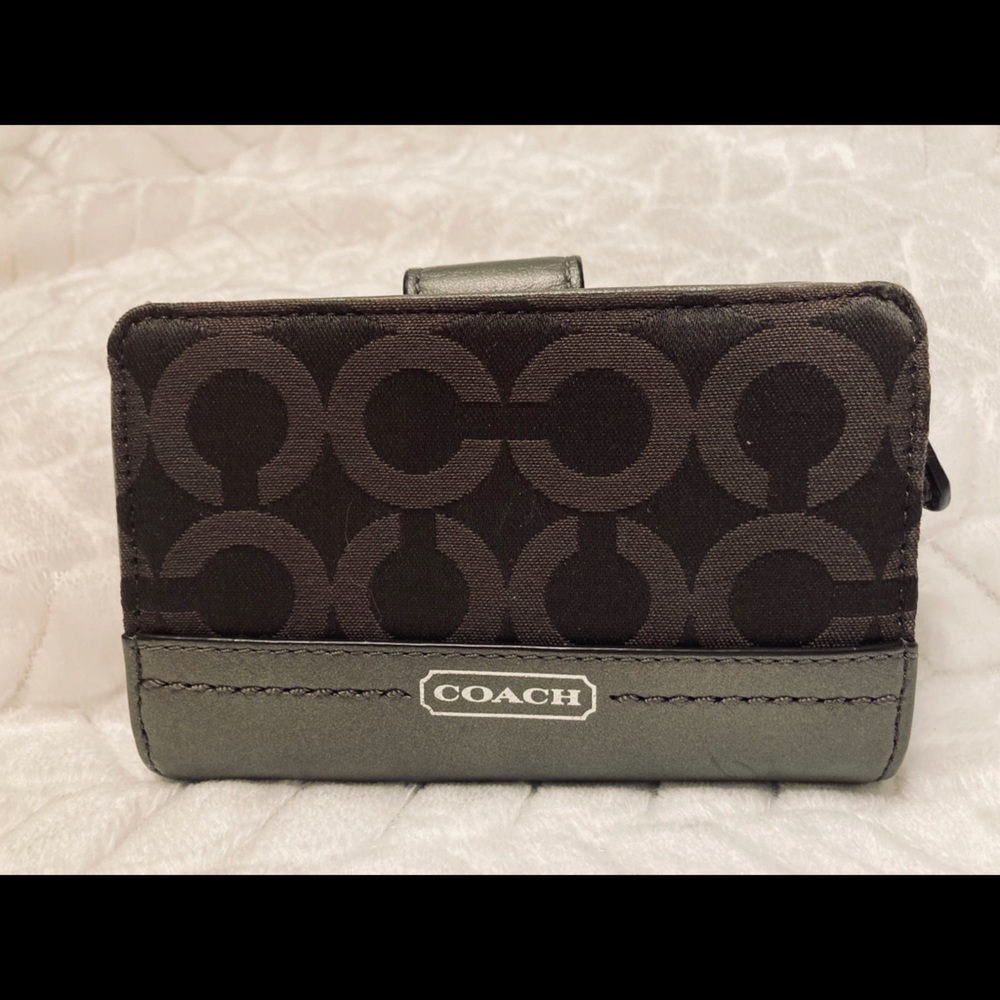 Medium Corner Zip Wallet In Signature Canvas